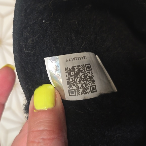 LIKE NEW UGG boots, size 5 kids - Picture 6 of 7